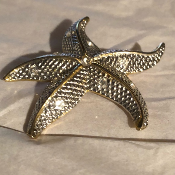 Jewelry - Vintage 1960s Starfish brooch. Gold tone/crystals.